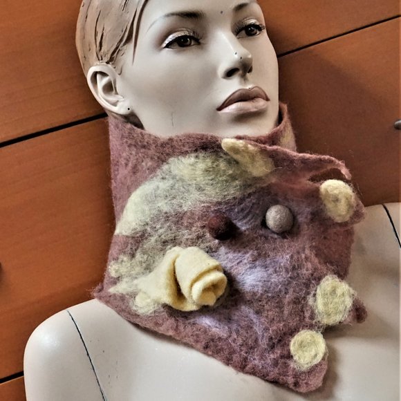 FELTED WOOL COLLAR SCARF HANDMADE IN EUROPE GIFT FOR WOMEN - Picture 1 of 8